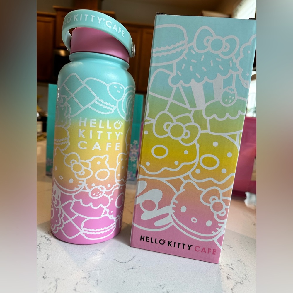 Exclusive 💫💫🌟new in box Hello Kitty Cafe 32 oz. Water bottle 💕💛🩵🎀